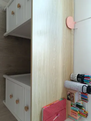 Escritorio blanco con cajones