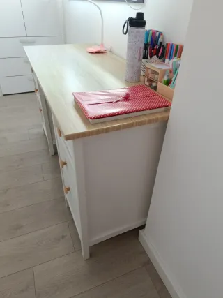 Escritorio blanco con cajones