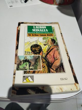 Libros variados en euskera.