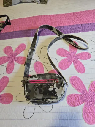 Bolso bandolera Guess camuflaje