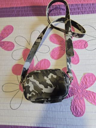 Bolso bandolera Guess camuflaje