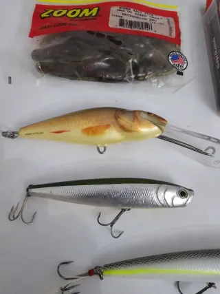 Lote de señuelos de pesca variados