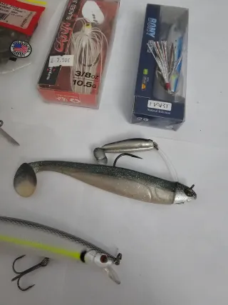 Lote de señuelos de pesca variados