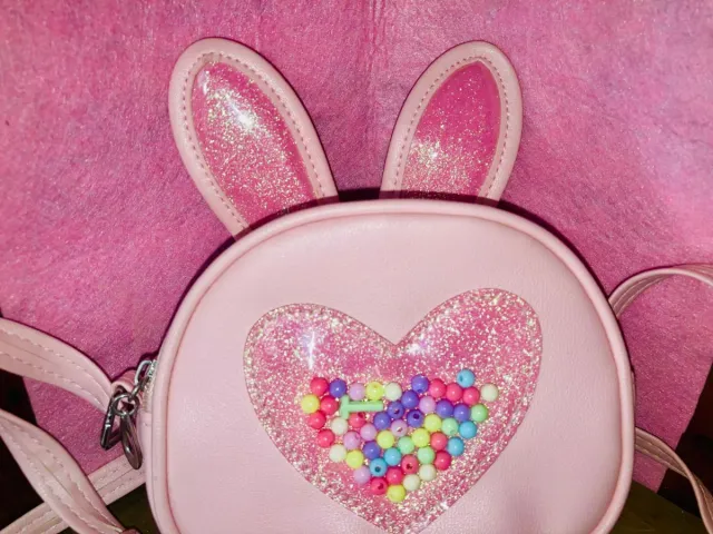 Bolso infantil rosa con corazón y abalorios