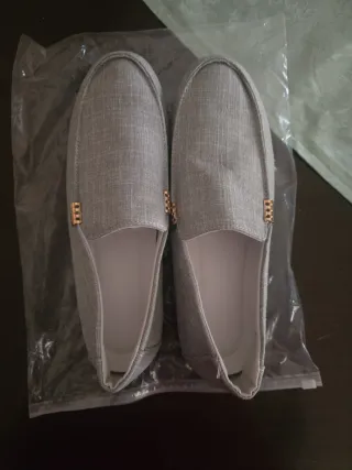 Mocassini grigi con dettagli oro