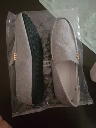 Mocassini grigi con dettagli oro