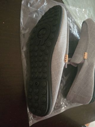 Mocassini grigi con dettagli oro