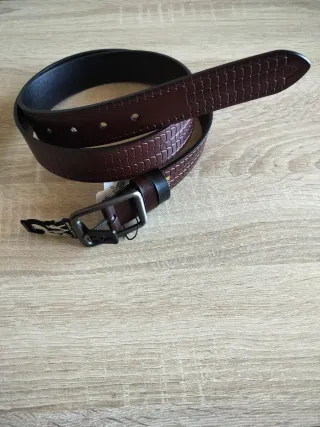 Cinturón de hombre marrón con textura