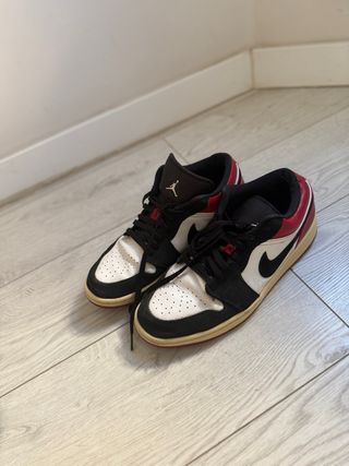 Jordan 1 Low Negro Rojo Blanco