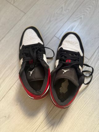 Jordan 1 Low Negro Rojo Blanco