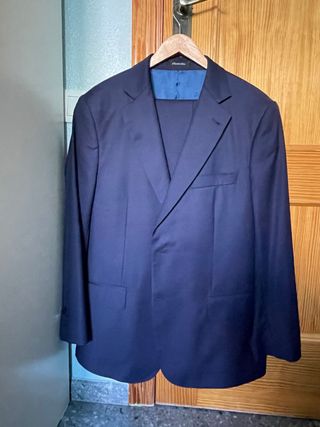 Traje azul Emilio Tucci y camisa blanca
