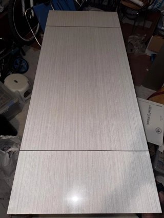Tavolo formica con 2 sedie e 2 sgabelli