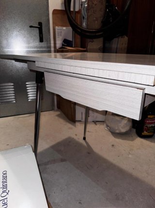 Tavolo formica con 2 sedie e 2 sgabelli