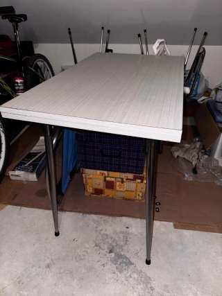 Tavolo formica con 2 sedie e 2 sgabelli