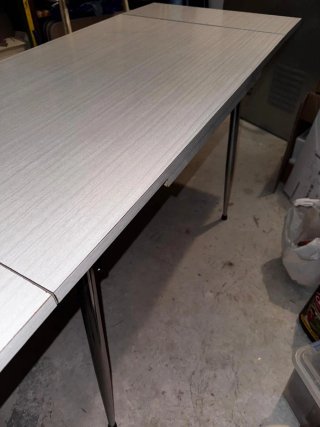 Tavolo formica con 2 sedie e 2 sgabelli