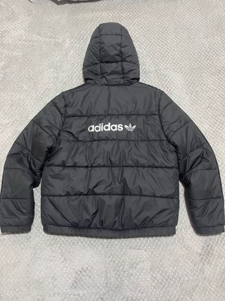 Chaqueta Adidas acolchada negra con capucha