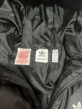 Chaqueta Adidas acolchada negra con capucha