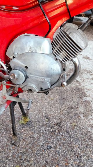 Moto Guzzi Roja Clásica