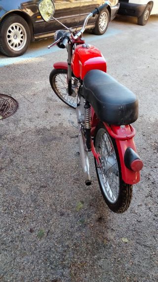 Moto Guzzi Roja Clásica