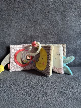 Libro de tela para bebé con sonajero