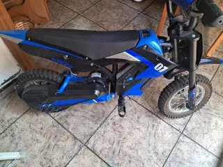 Moto eléctrica RCB azul