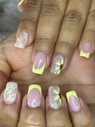 MANICURA Y PEDICURA DISEÑOS A MANO ALZADA