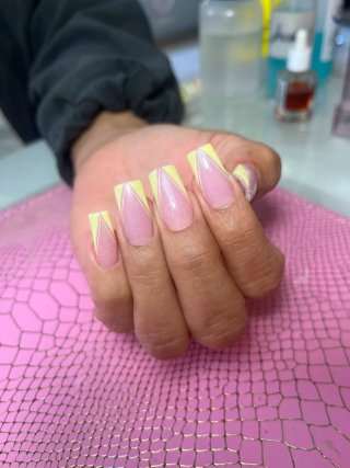 MANICURA Y PEDICURA DISEÑOS A MANO ALZADA