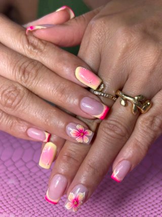 MANICURA Y PEDICURA DISEÑOS A MANO ALZADA