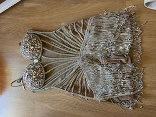 Vestido de fiesta con pedrería y flecos