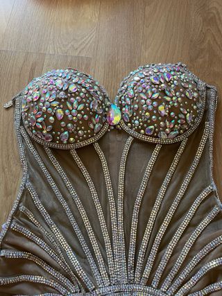 Vestido de fiesta con pedrería y flecos