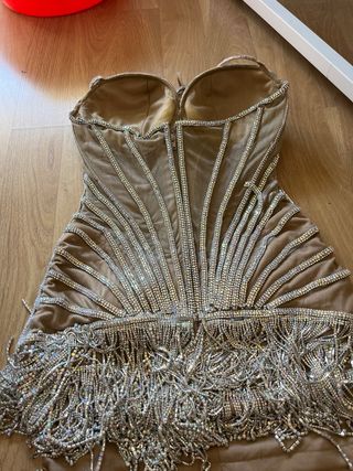 Vestido de fiesta con pedrería y flecos