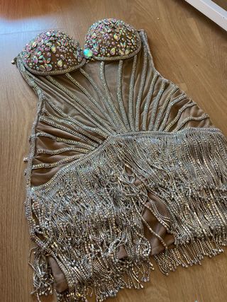 Vestido de fiesta con pedrería y flecos