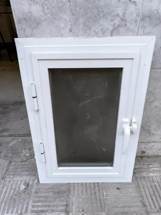 Ventana aluminio baño blanca