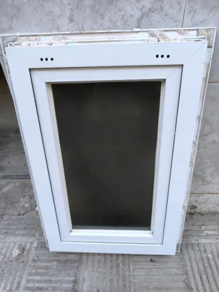 Ventana aluminio baño blanca