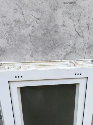 Ventana aluminio baño blanca