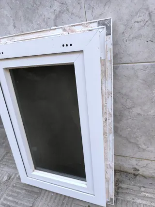 Ventana aluminio baño blanca