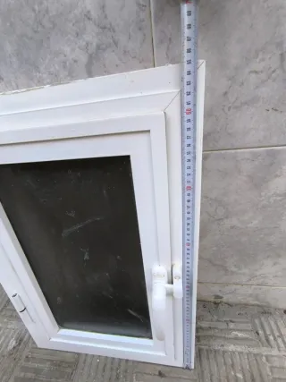Ventana aluminio baño blanca