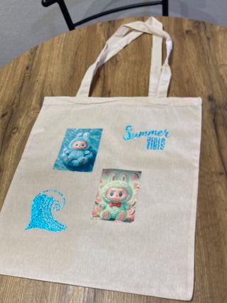 Bolso tote Labubu beige y azul