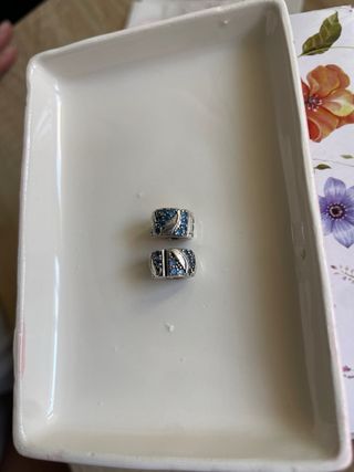 2 charms plata ley con circonitas azules