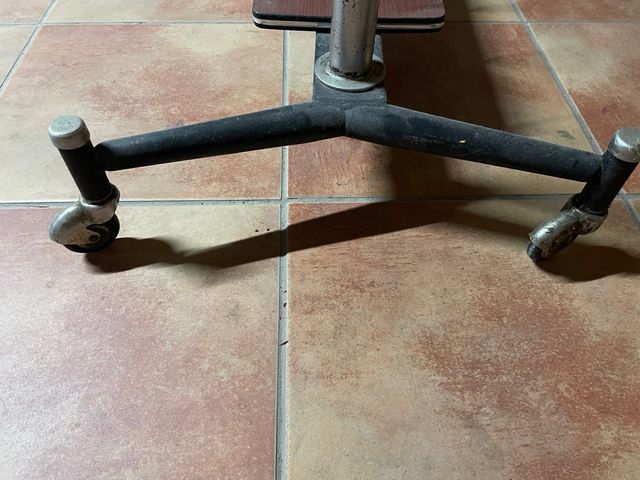 Mesa auxiliar vintage con ruedas