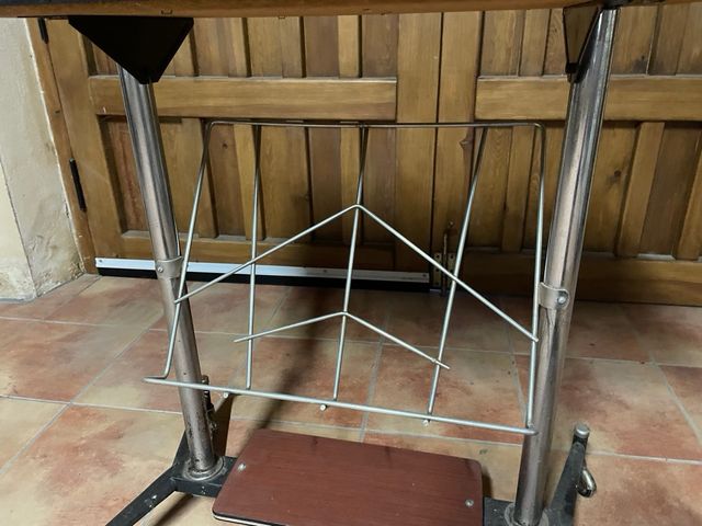 Mesa auxiliar vintage con ruedas