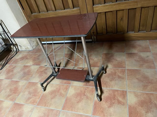Mesa auxiliar vintage con ruedas