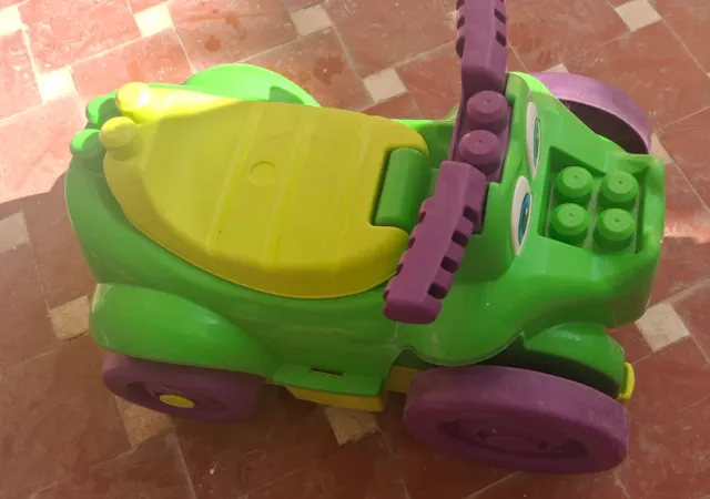 Correpasillos verde y amarillo