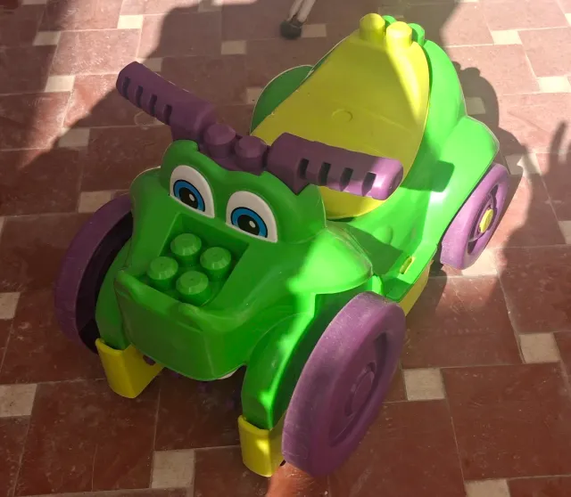 Correpasillos verde y amarillo