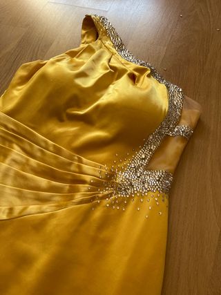 Vestido de fiesta dorado con pedrería