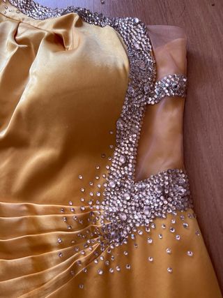 Vestido de fiesta dorado con pedrería
