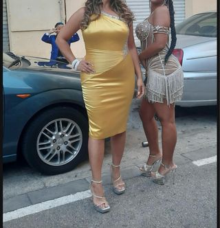 Vestido de fiesta dorado con pedrería