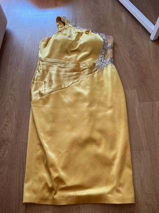 Vestido de fiesta dorado con pedrería