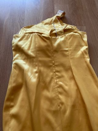 Vestido de fiesta dorado con pedrería