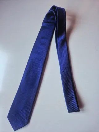 Corbata estrecha azul marino